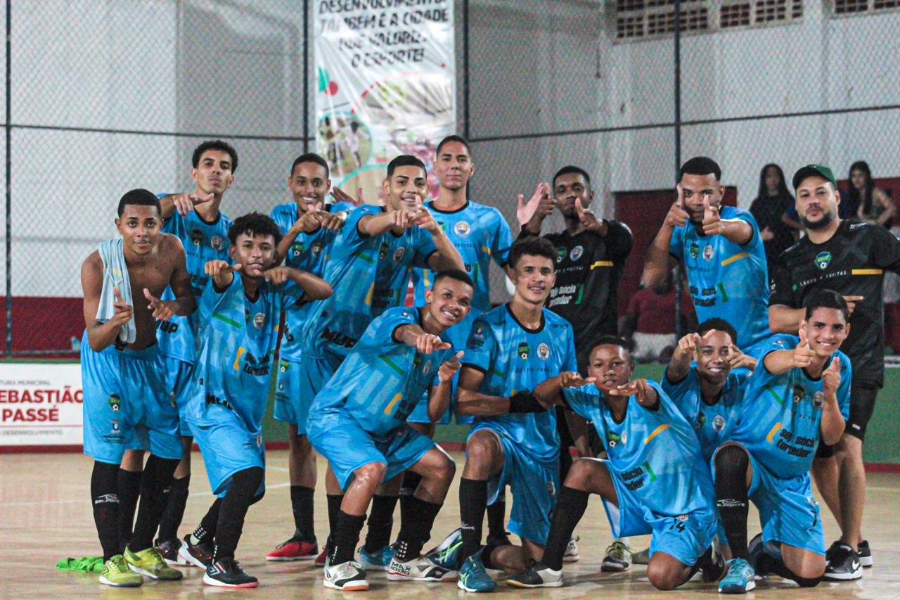 Grupo de atletas representando diferentes modalidades aquáticas