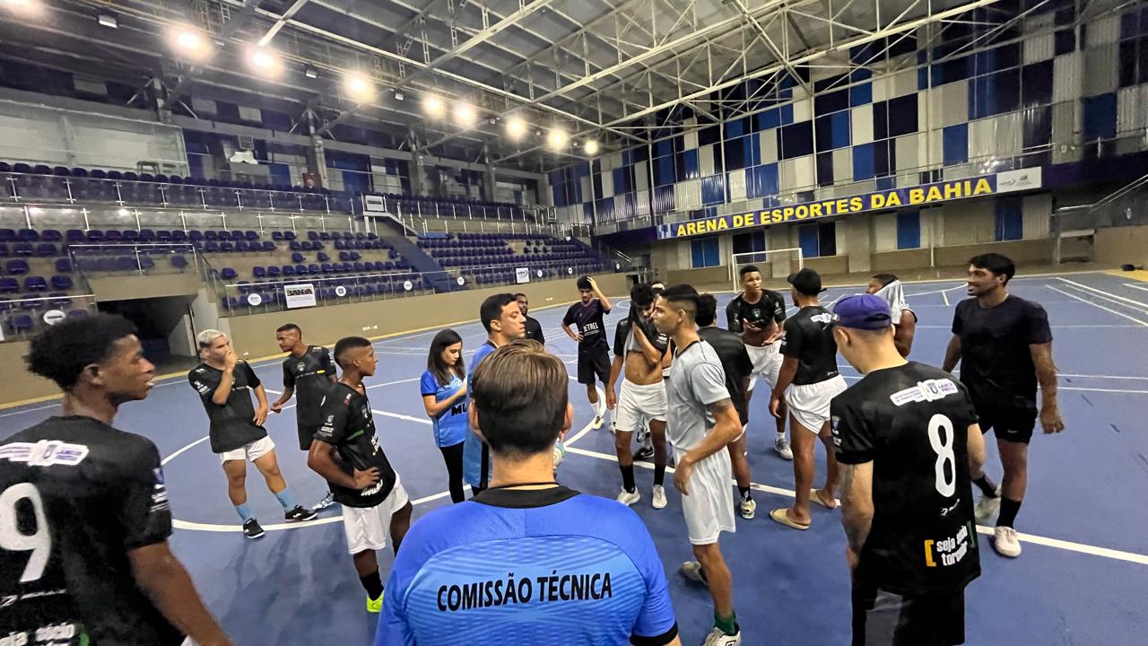 Atletas do futsal comemorando um triunfo